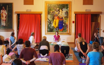 Женская группа на занятиях по сукшма вьяяма йоге